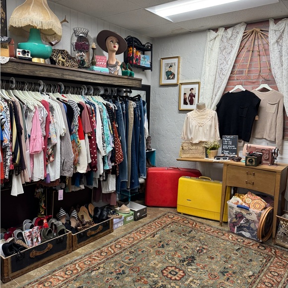 OohVintageGrace (Closet clean out & Secondhand picks for you) 🖤 - Picture 14 of 16